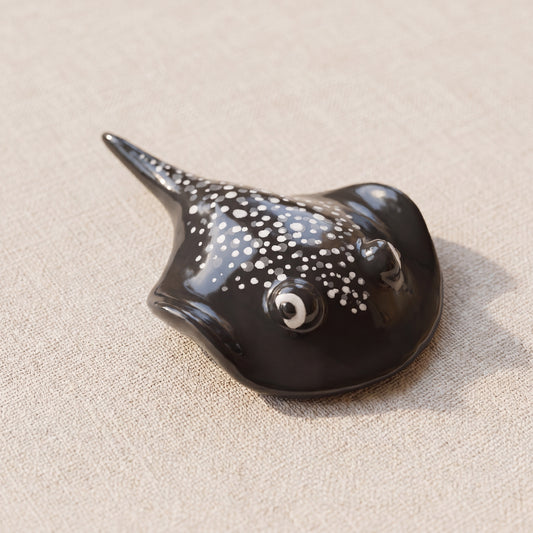 Stinger Ray handmade glossy clay desk pal, isometric view
