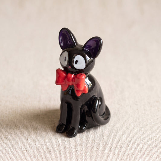 Midnight Cat handmade glossy clay desk pal, isometric view